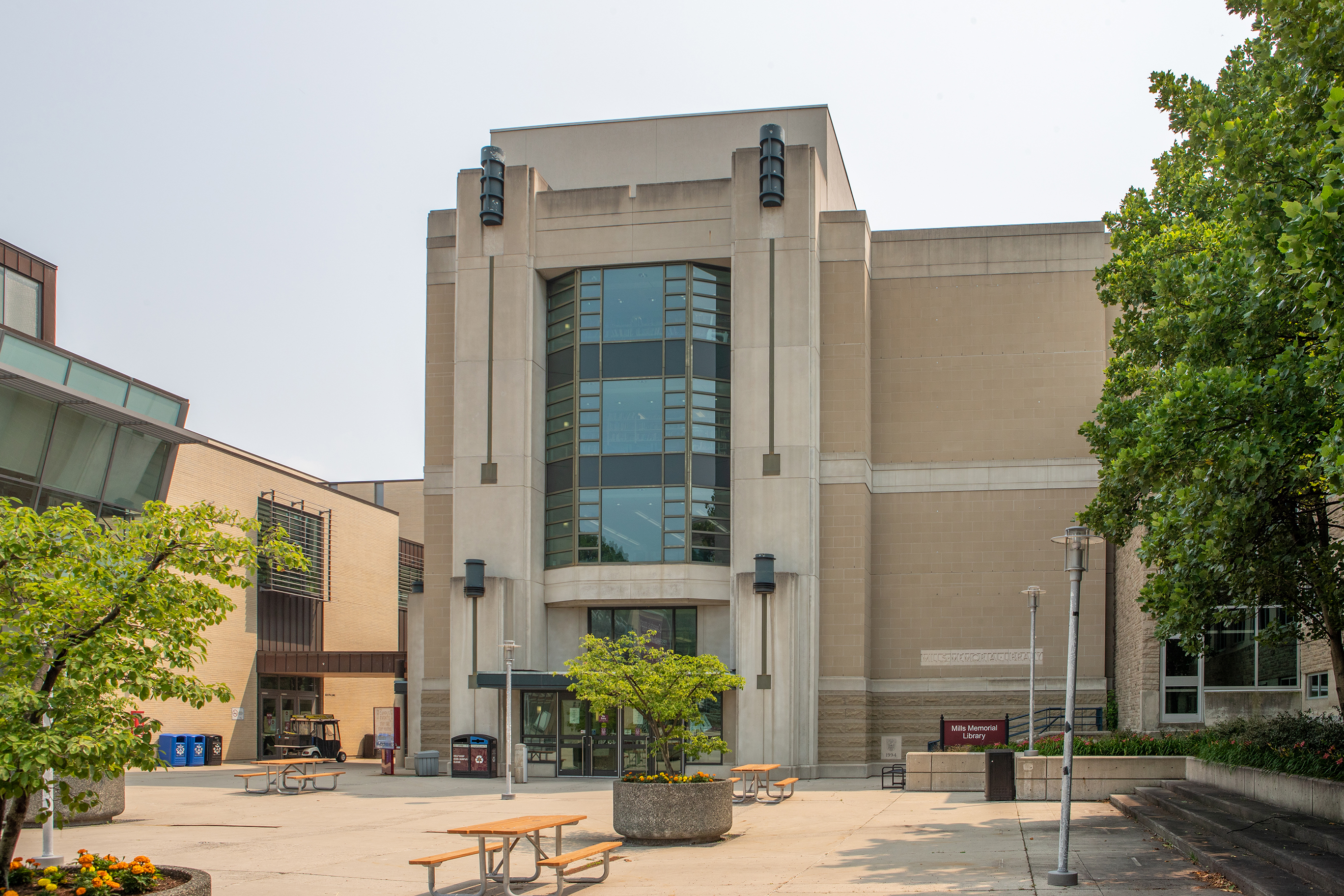 Mills Memorial Library in summer can been seen. 